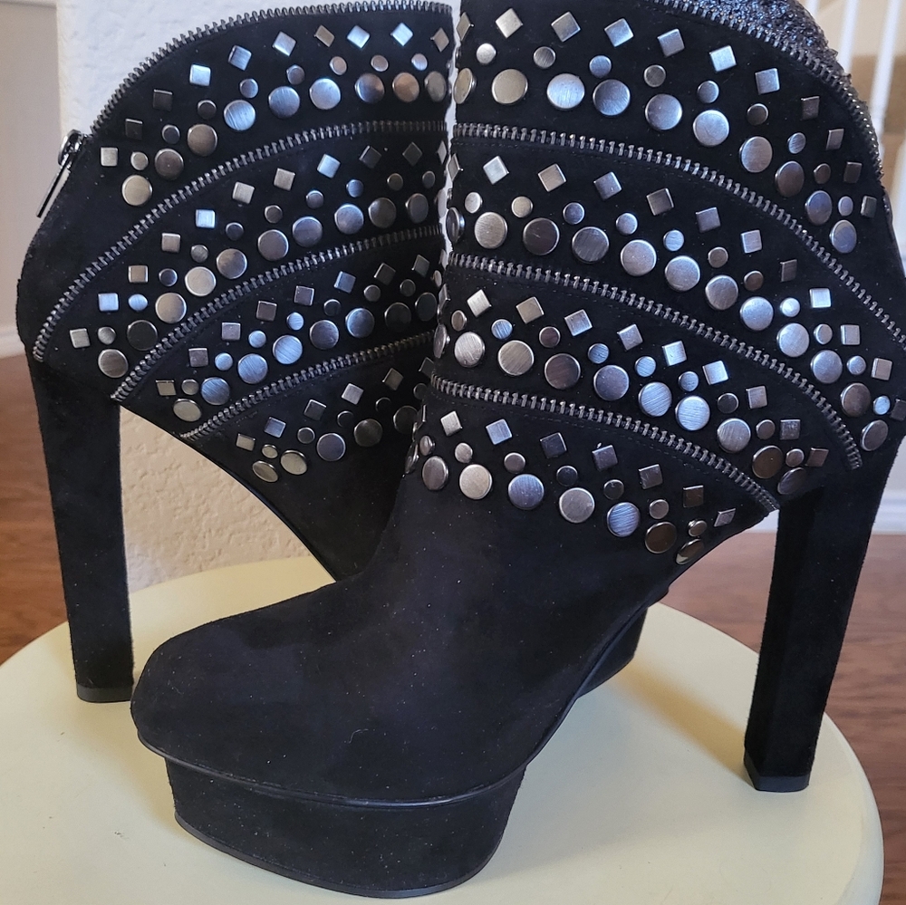 PELLE MODA Blk Suede Studded Ankle Boots size 9M pre-owned